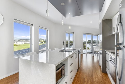 Aloha Waterfront Properties - Hotel Accommodation 15