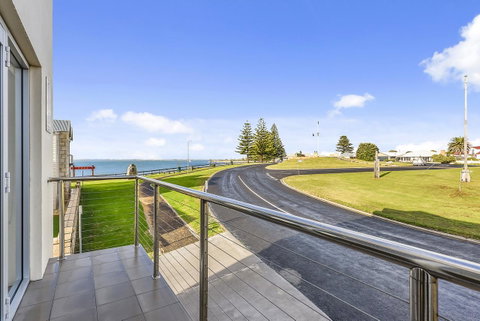 Aloha Waterfront Properties - Hotel Accommodation 14