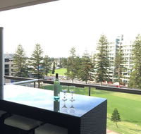 Beachside Luxury getaway in Glenelg - Hotel Accommodation