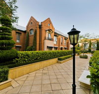 Majestic Old Lion Apartments - Hotel Accommodation