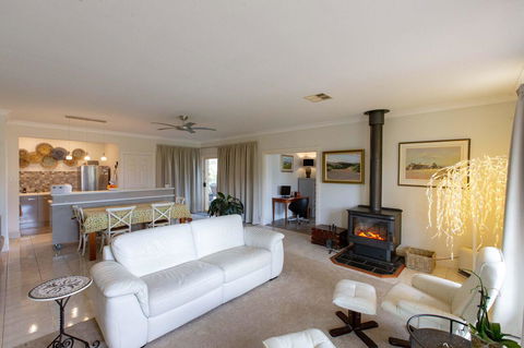 Angaston House - Hotel Accommodation 2
