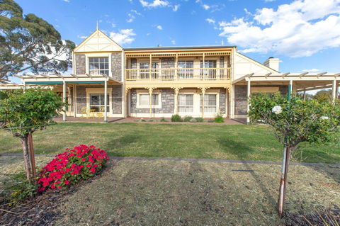 Angaston House - Hotel Accommodation 24