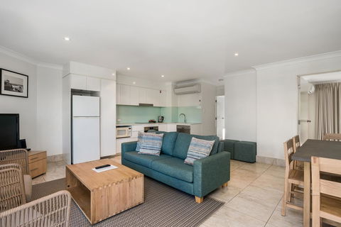 Bayview Beachfront Apartments, In Town Right On The Beach - Hotel Accommodation 41