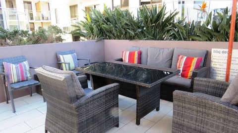 Bayview Beachfront Apartments, In Town Right On The Beach - Hotel Accommodation 24
