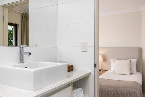 Bayview Beachfront Apartments, In Town Right On The Beach - Hotel Accommodation 31