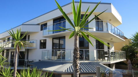 Bayview Beachfront Apartments, In Town Right On The Beach - Hotel Accommodation 14