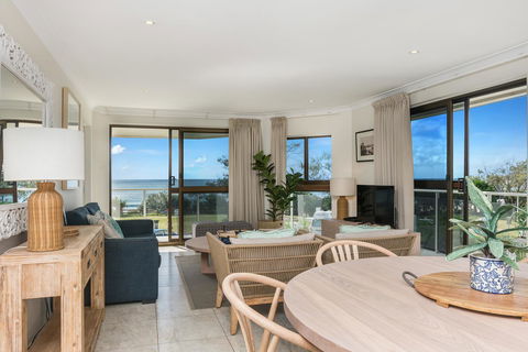 Bayview Beachfront Apartments, In Town Right On The Beach - Hotel Accommodation 30