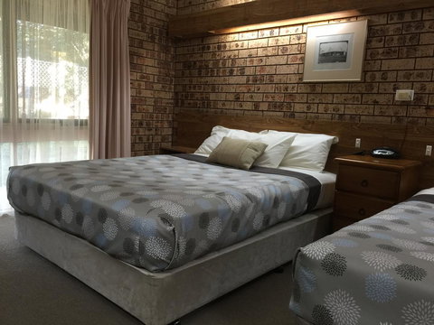 Ten Dollar Town Motel - Hotel Accommodation 32