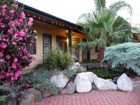 Ten Dollar Town Motel - Hotel Accommodation 3