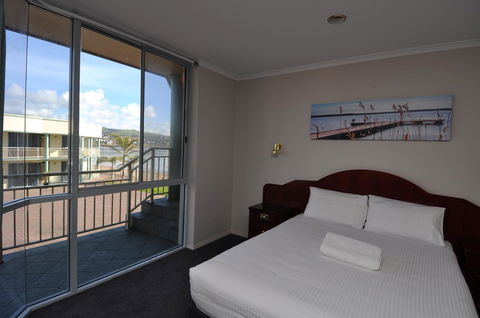 Hilton Beachfront Motel - Hotel Accommodation 34
