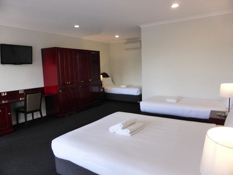 Hilton Beachfront Motel - Hotel Accommodation 35