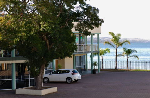 Hilton Beachfront Motel - Hotel Accommodation 42