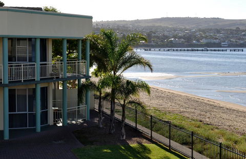 Hilton Beachfront Motel - Hotel Accommodation 40