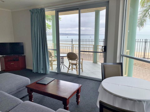 Hilton Beachfront Motel - Hotel Accommodation 3