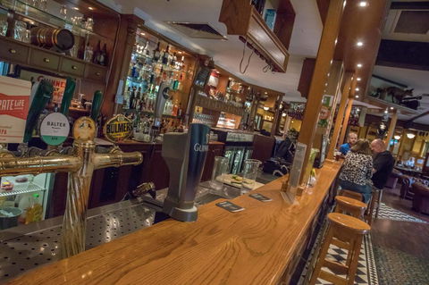 Mick O\'Sheas - Hotel Accommodation 11