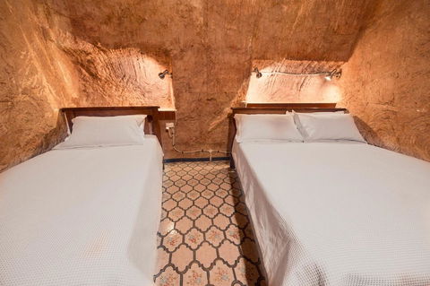 The Underground Motel - Hotel Accommodation 6
