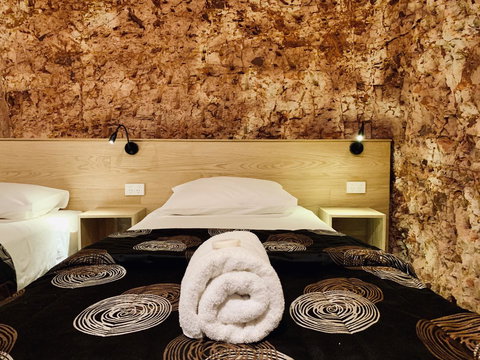 The Lookout Cave Underground Motel - Hotel Accommodation 2