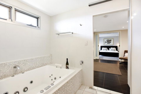 Esplanade Escape - Hotel Accommodation 23