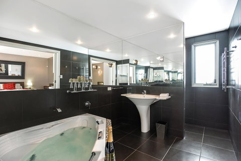 Esplanade Escape - Hotel Accommodation 7