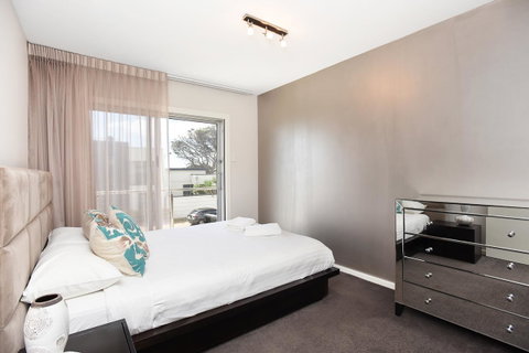 Esplanade Escape - Hotel Accommodation 13