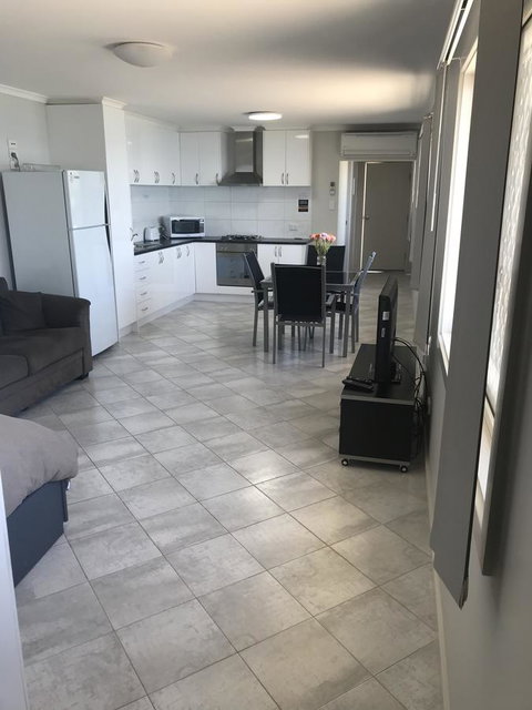 Beachside & Jetty View Apartment 6 - Captain\'s Apt - Hotel Accommodation 4