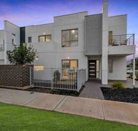 MODERN SPACIOUS 3 BR HOME - NEAR BEACH  AIRPORT - Hotel Accommodation