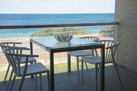 Cottesloe Beachfront Ocean View Apartment - Hotel Accommodation 5