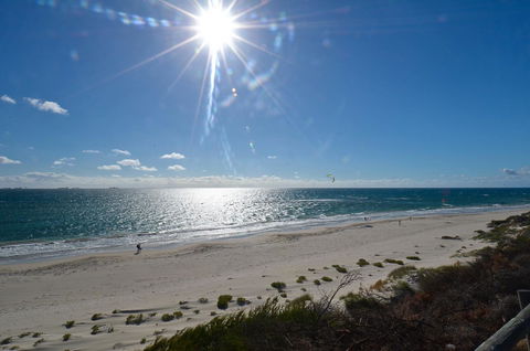 Cottesloe Beachfront Ocean View Apartment - Hotel Accommodation 8