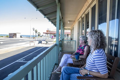 Shark Bay Seafront Apartments - Hotel Accommodation 19