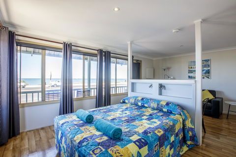 Shark Bay Seafront Apartments - Hotel Accommodation 16