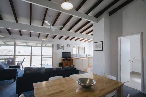 Canal Rocks Beachfront Apartments - Hotel Accommodation 16