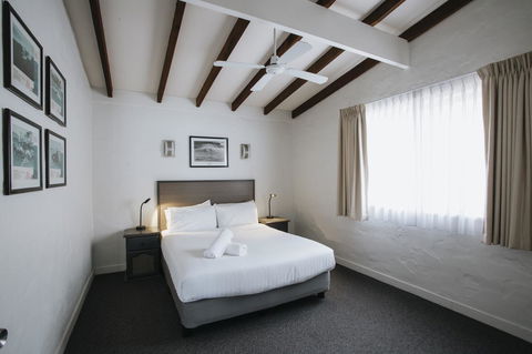 Canal Rocks Beachfront Apartments - Hotel Accommodation 3