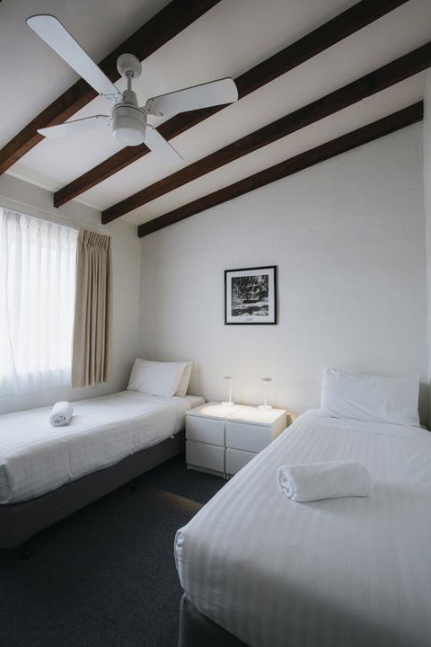 Canal Rocks Beachfront Apartments - Hotel Accommodation 12