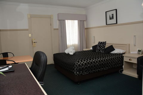 Ben Chifley Motor Inn - Hotel Accommodation 15