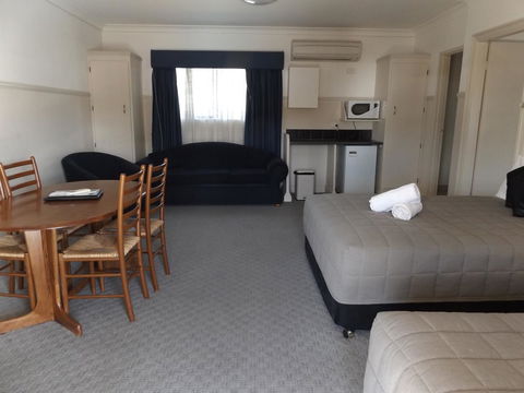Ben Chifley Motor Inn - Hotel Accommodation 24