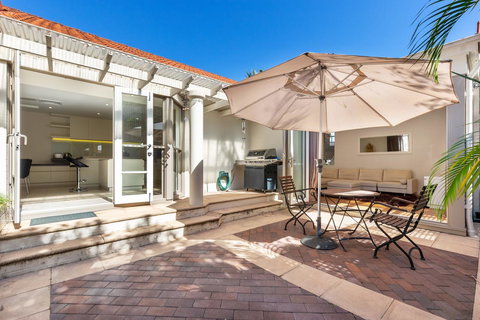 Kensington Self-Contained Modern House (89BROM) - Hotel Accommodation 2