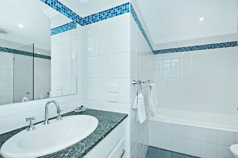 On The Beach Getaway - Hotel Accommodation 7
