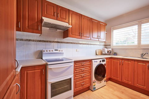 Bright And Spacious Family Home With Leafy Deck - Hotel Accommodation 17