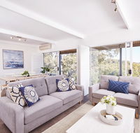Bright and Spacious Family Home With Leafy Deck - Hotel Accommodation