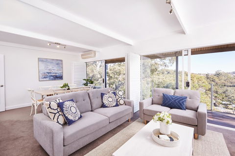 Bright And Spacious Family Home With Leafy Deck - Hotel Accommodation 0