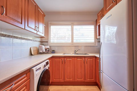 Bright And Spacious Family Home With Leafy Deck - Hotel Accommodation 18