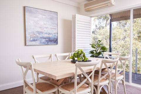 Bright And Spacious Family Home With Leafy Deck - Hotel Accommodation 22