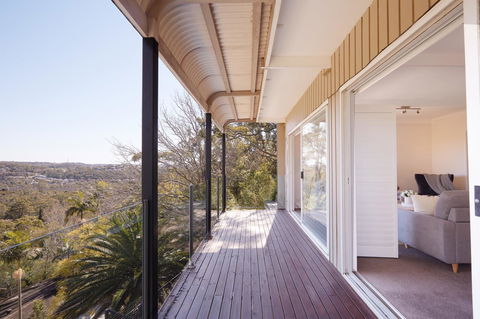 Bright And Spacious Family Home With Leafy Deck - Hotel Accommodation 23