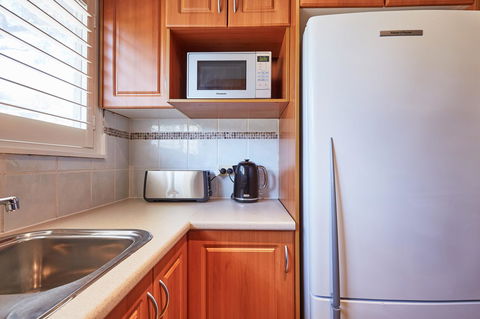 Bright And Spacious Family Home With Leafy Deck - Hotel Accommodation 19
