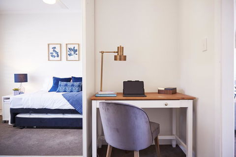 Bright And Spacious Family Home With Leafy Deck - Hotel Accommodation 27