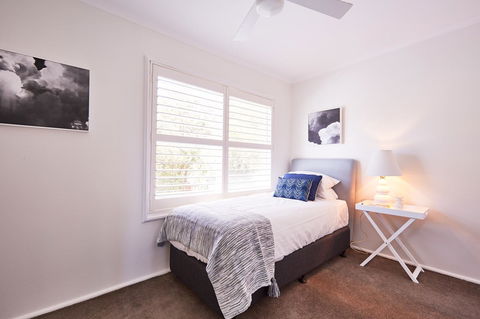 Bright And Spacious Family Home With Leafy Deck - Hotel Accommodation 24
