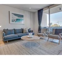 Oceanside Elegance At Superb Home Steps From Sand - Hotel Accommodation