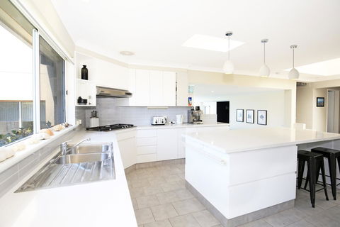 Neptune I Absolute Beachfront I Stunning Views - Hotel Accommodation 8