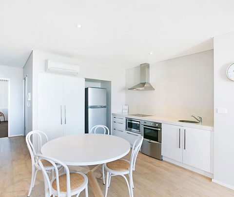 Oaks Nelson Bay Lure Suites - Hotel Accommodation 1
