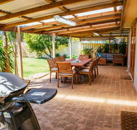 Sunbaker Beach House - Hotel Accommodation